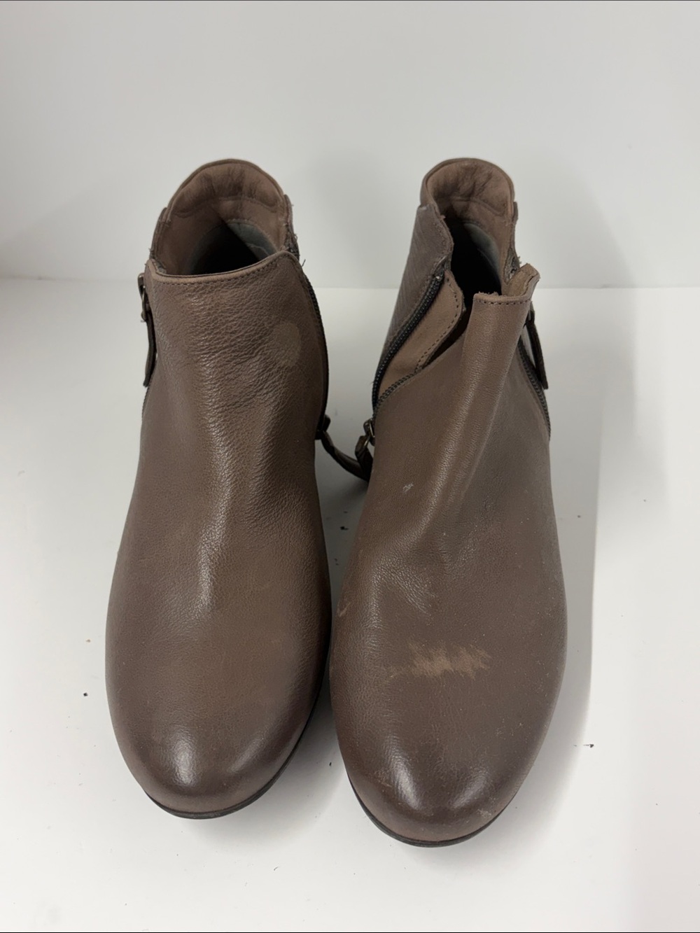 Used Trotters Women’s Major Booties Size 8.5